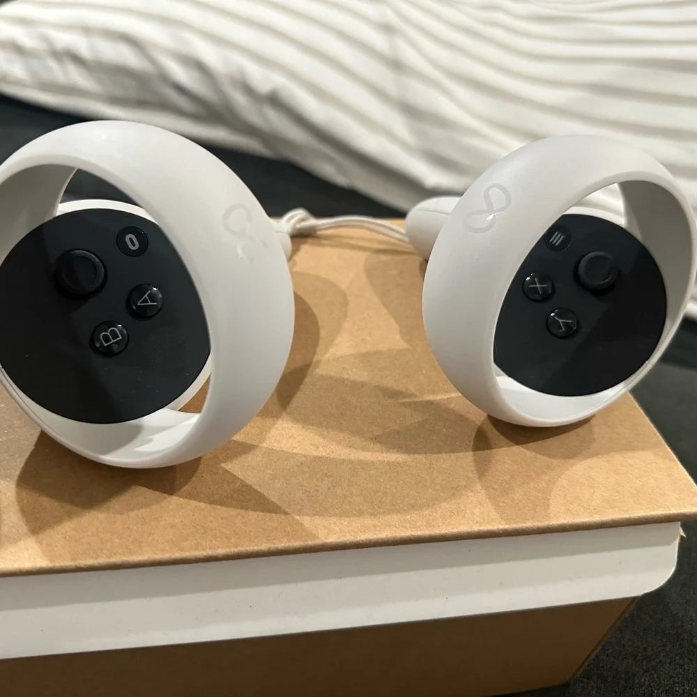 Oculus VR Headset with Controllers in White